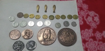 عملات قديمه اثريه وحجر من نوع البازلت