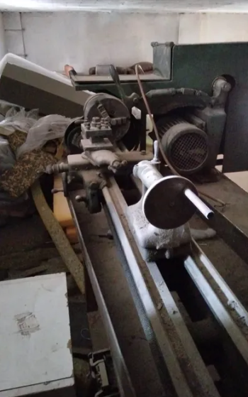 مخرطة طول 1,50 متر وعدة صناصيه وغير