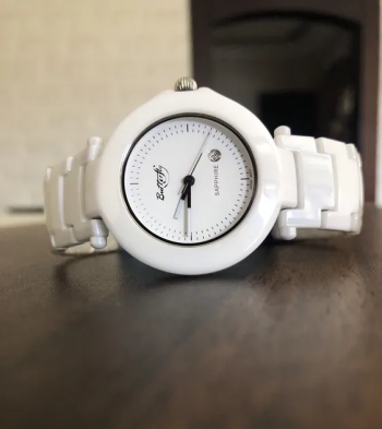 ساعة نسائية من السيراميك