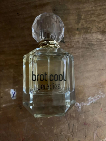 رائحة السلام داخل القنينة