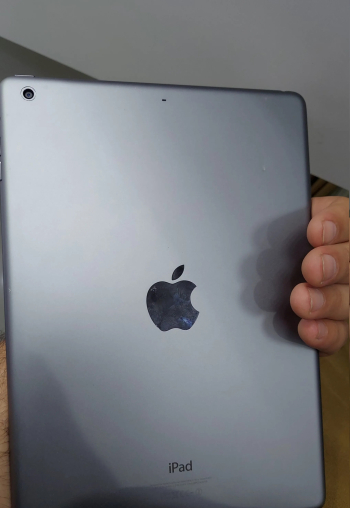 الآیباد air 1 16 gb بحالة ممتاز بطاريه 100/100