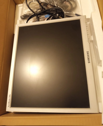 طابعة وشاشة كمبيوتر