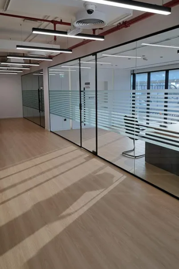 فنى زجاج والامنيوم فى دبى